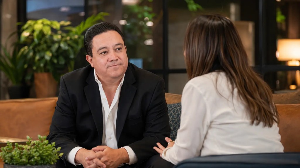 Francisco Javier Romero escucha a una empresaria durante una conversación inicial de diagnóstico.