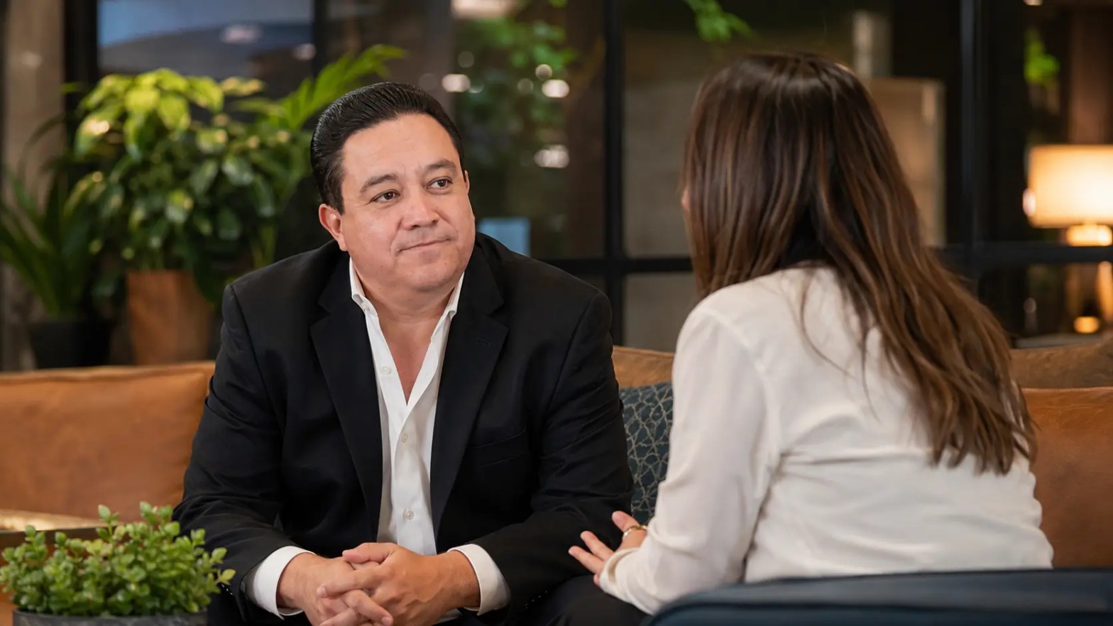 Francisco Javier Romero escucha a una empresaria durante una conversación inicial de diagnóstico.
